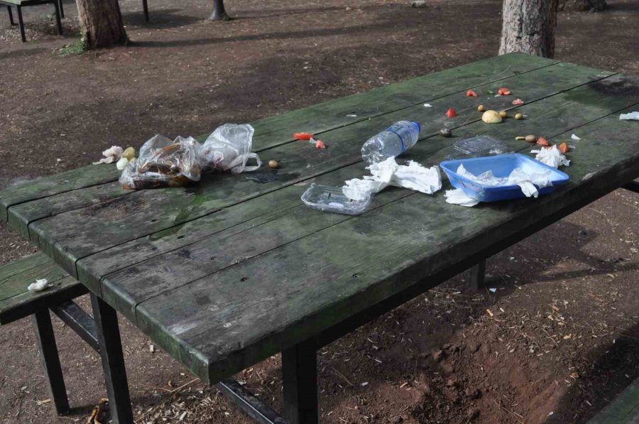 Kullandıkları Masayı Çöplerle Bu Halde Bıraktılar