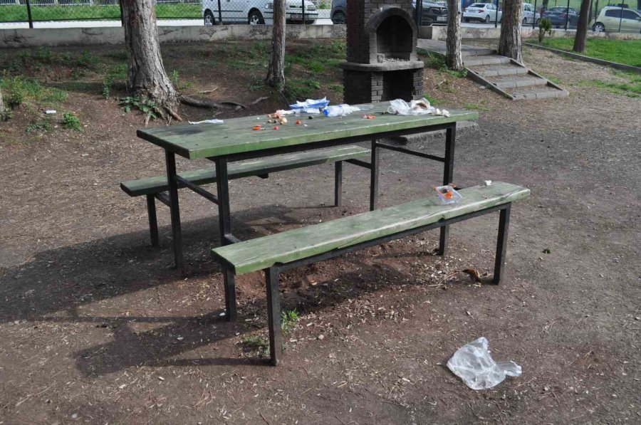 Kullandıkları Masayı Çöplerle Bu Halde Bıraktılar