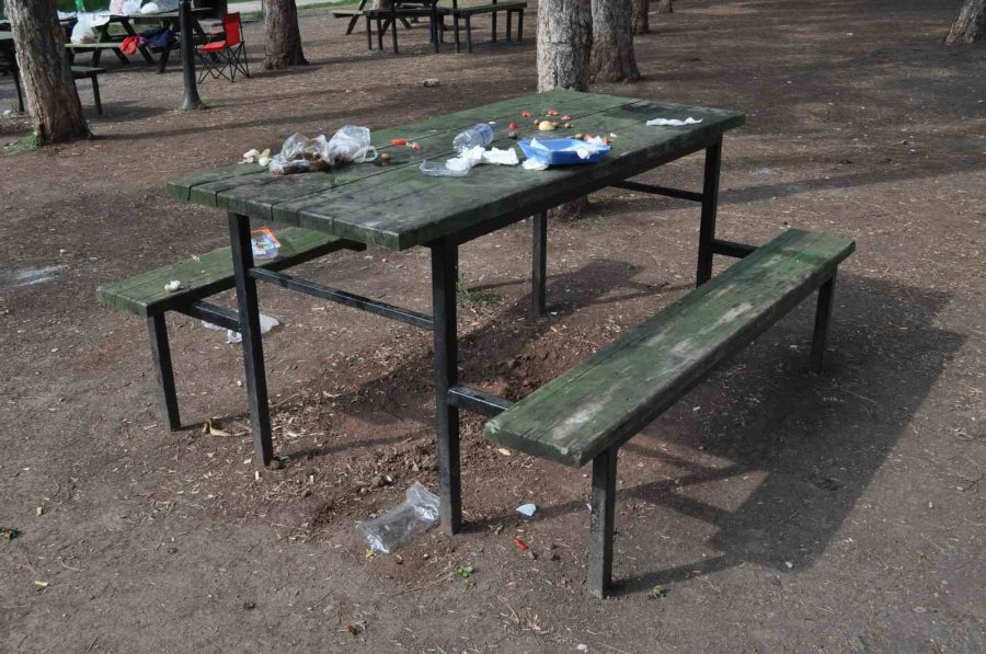 Kullandıkları Masayı Çöplerle Bu Halde Bıraktılar