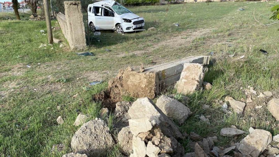 Köpeğe Çarpan Hafif Ticari Araç Takla Attı: 1 Yaralı