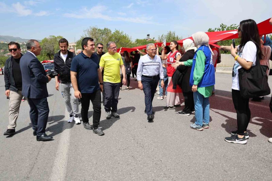 Gençlerden 100 Metrelik Dev Türk Bayrağı