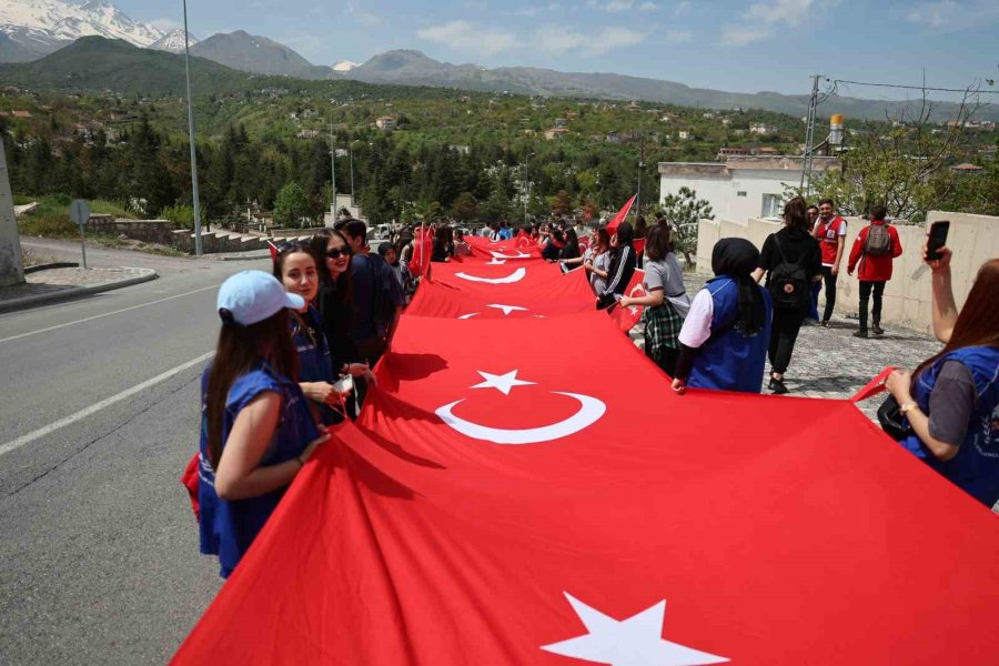 Gençlerden 100 Metrelik Dev Türk Bayrağı