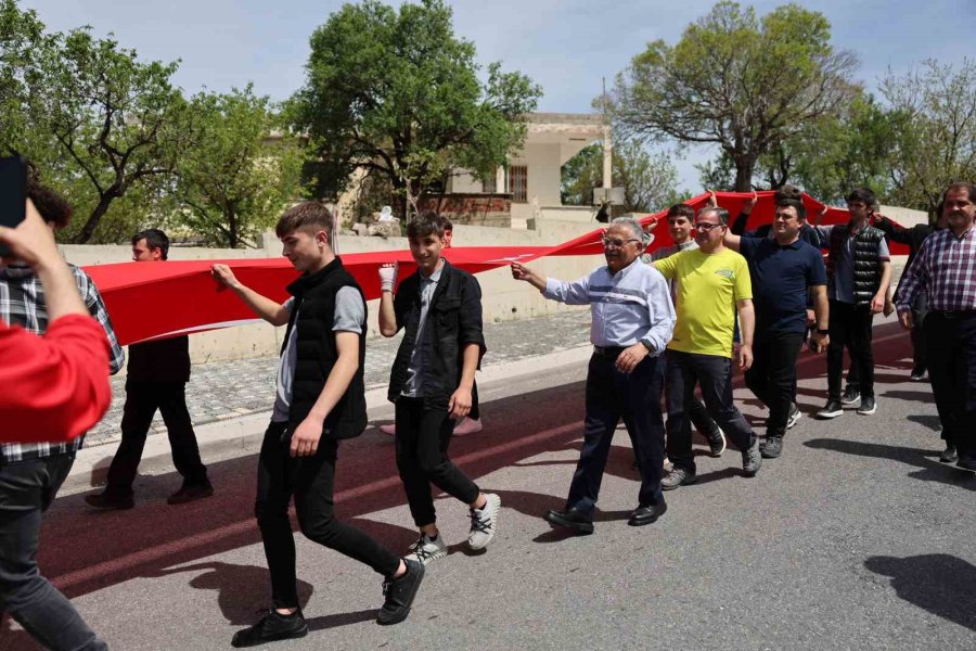 Gençlerden 100 Metrelik Dev Türk Bayrağı