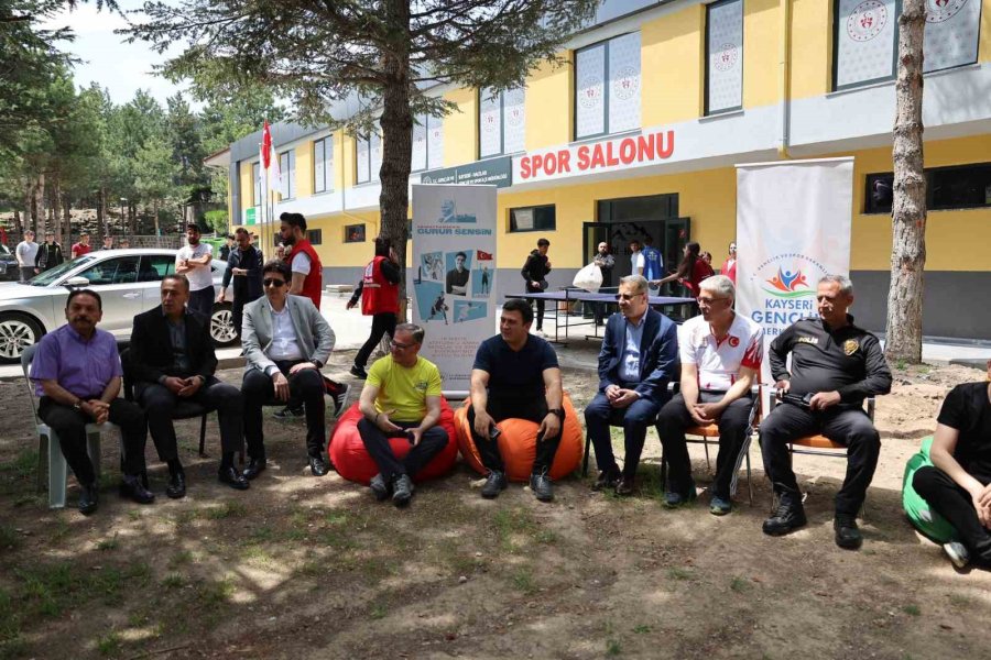 Gençlerden 100 Metrelik Dev Türk Bayrağı