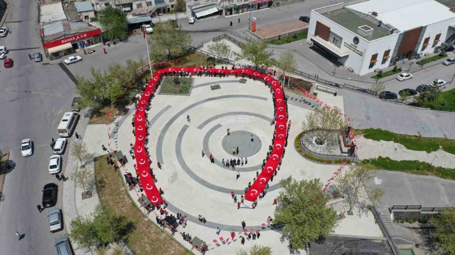 Gençlerden 100 Metrelik Dev Türk Bayrağı