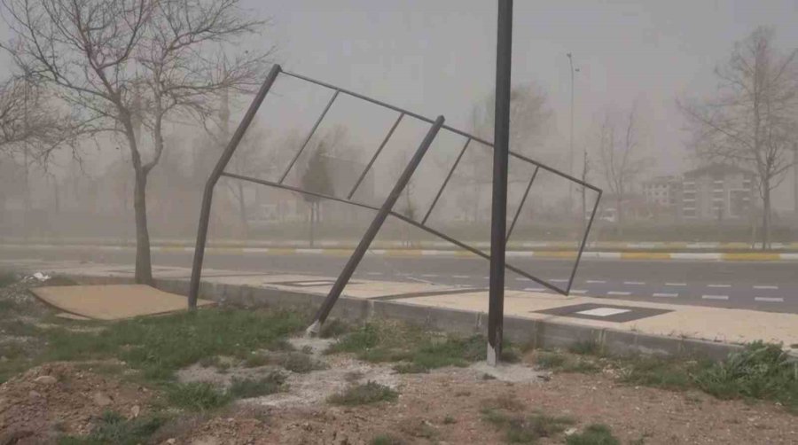 Aksaray’da Şiddetli Rüzgar Tozu Dumana Kattı