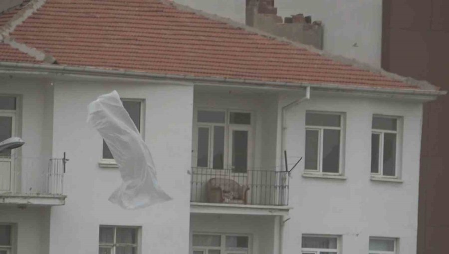 Aksaray’da Şiddetli Rüzgar Tozu Dumana Kattı