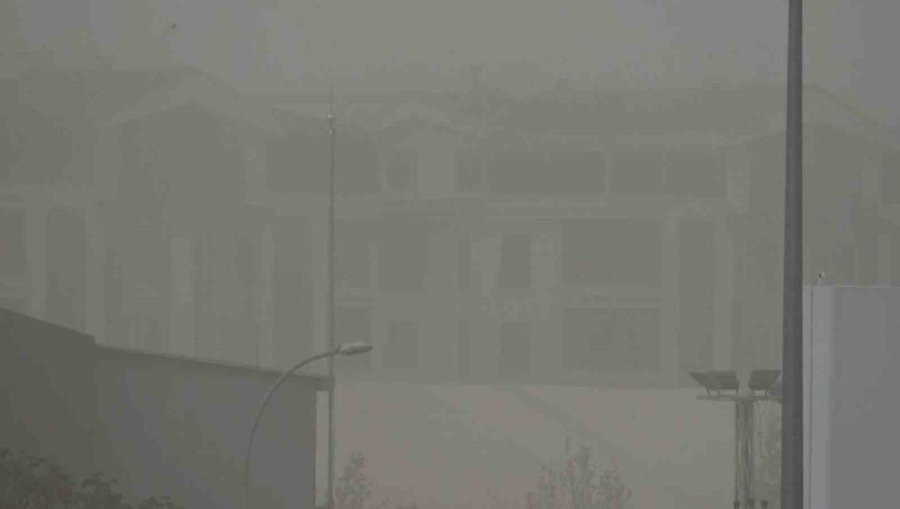 Aksaray’da Şiddetli Rüzgar Tozu Dumana Kattı