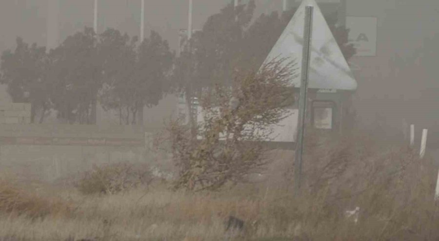 Aksaray’da Şiddetli Rüzgar Tozu Dumana Kattı