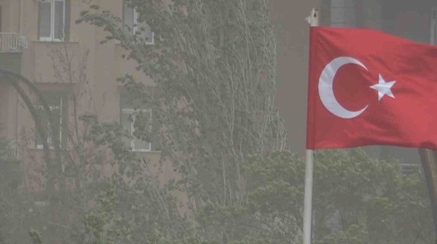 Aksaray’da Şiddetli Rüzgar Tozu Dumana Kattı