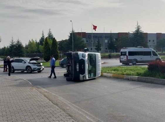 Eskişehir’de İşçileri Taşıyan Minibüs Devrildi: 5 Kişi Yaralandı