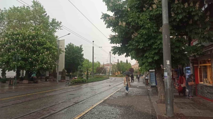 Kuvvetli Yağmura Vatandaşlar Hazırlıksız Yakalandı