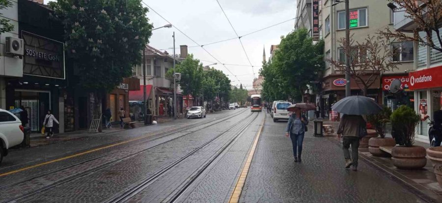 Kuvvetli Yağmura Vatandaşlar Hazırlıksız Yakalandı