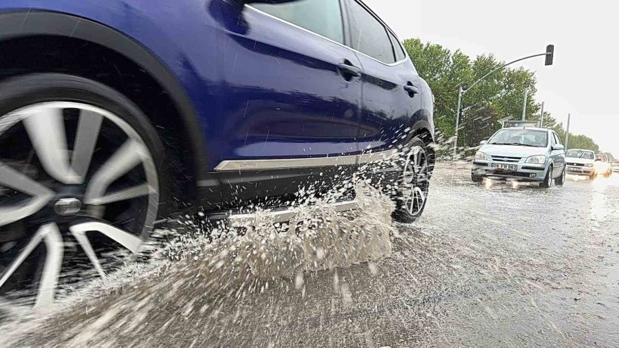 Eskişehir’de Gök Gürültülü Sağanak Yağmur