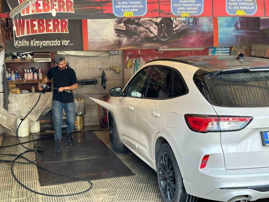 Sıcaklık Arttı Oto Yıkamacılarda İşler Açıldı
