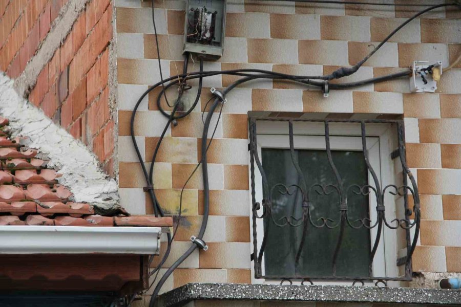 Yıldırım Düşen Mahalledeki 100 Evde Beyaz Eşyalar Kullanılamaz Hale Geldi