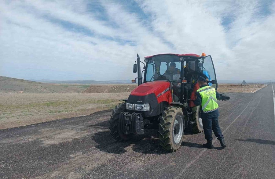 Jandarma Ekipleri Traktörleri Sıkı Denetime Aldı