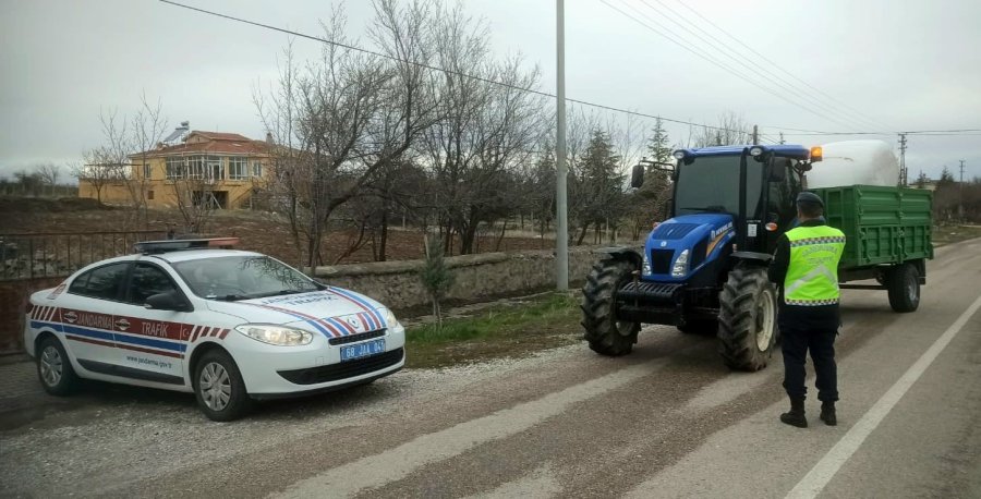Jandarma Ekipleri Traktörleri Sıkı Denetime Aldı