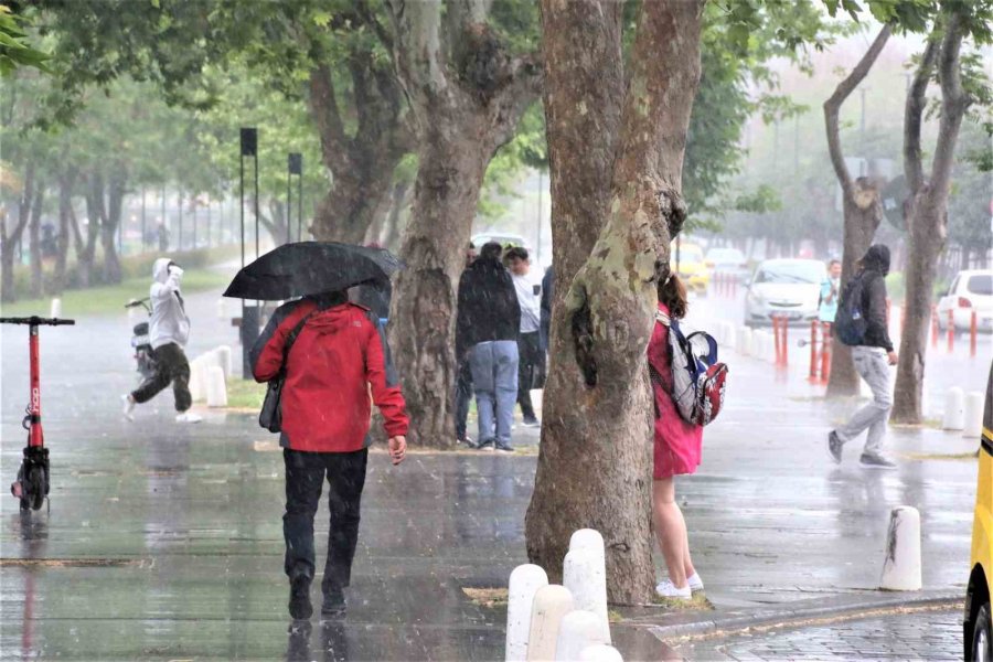 Antalya’da Aniden Bastıran Yağmur, Dünyaca Ünlü Sahili Saniyeler İçerisinde Boşalttı