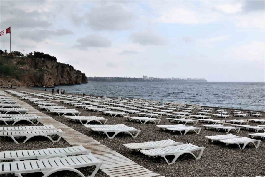 Antalya’da Aniden Bastıran Yağmur, Dünyaca Ünlü Sahili Saniyeler İçerisinde Boşalttı