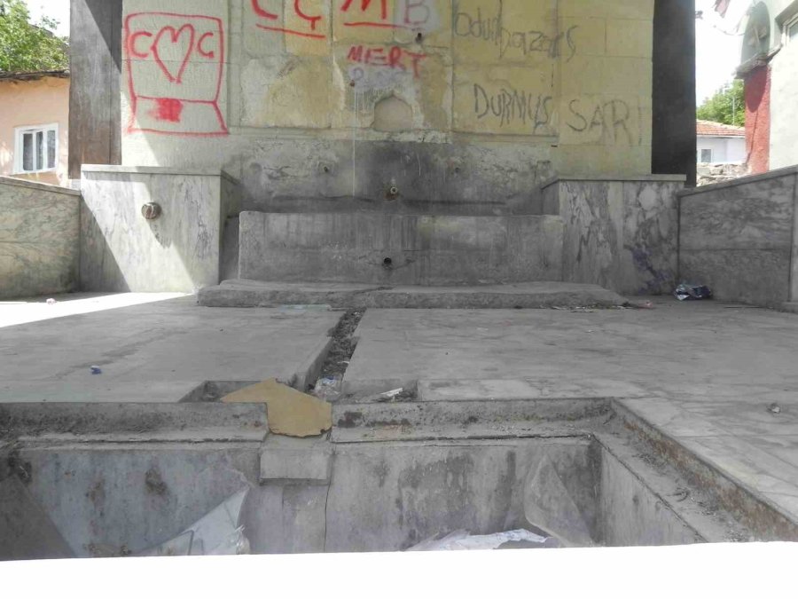 Tarihi Çeşme Onarılmayı Bekliyor