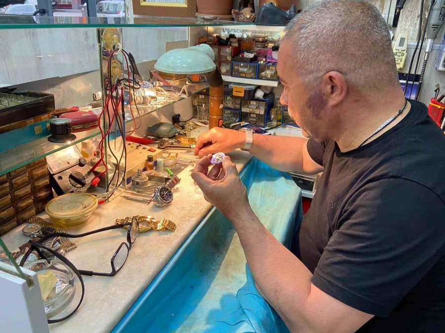 8 Metrekarelik Dükkanında 42 Yıldır Saatleri Tamir Ediyor