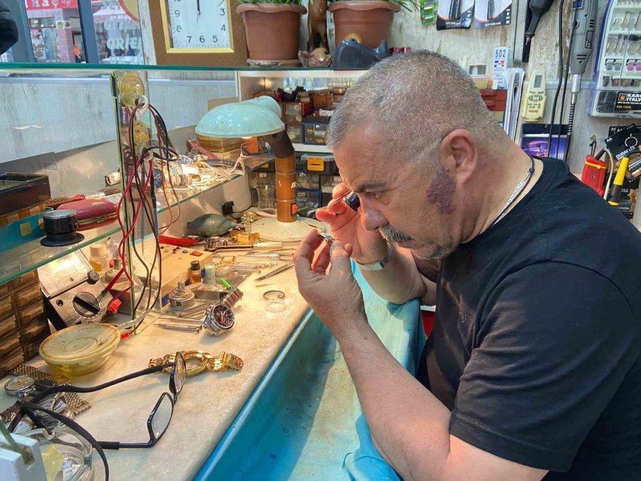 8 Metrekarelik Dükkanında 42 Yıldır Saatleri Tamir Ediyor