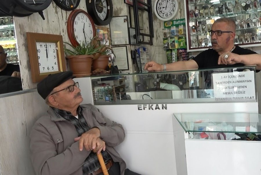 8 Metrekarelik Dükkanında 42 Yıldır Saatleri Tamir Ediyor