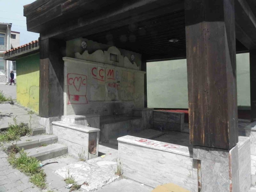 Tarihi Çeşme Onarılmayı Bekliyor