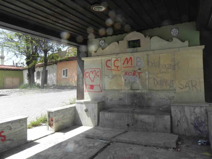 Tarihi Çeşme Onarılmayı Bekliyor