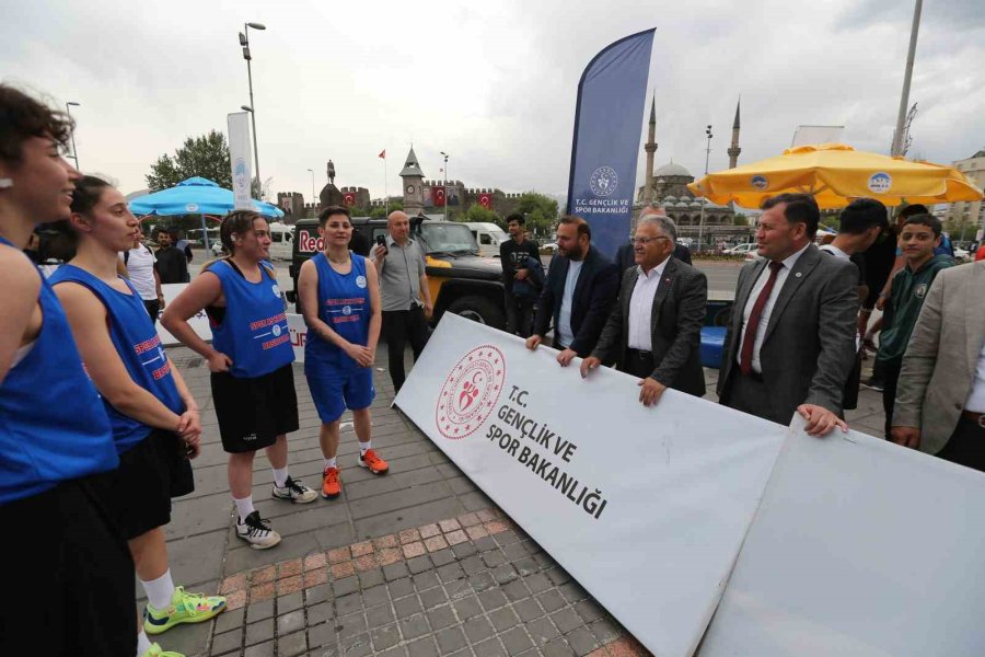 Başkan Büyükkılıç, Basketbol Turnuvasında Gençlerin Coşkusuna Ortak Oldu