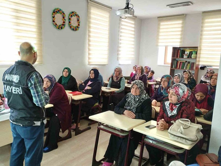 Narkotik Polisi Vatandaşı Bilgilendirmeye Devam Ediyor