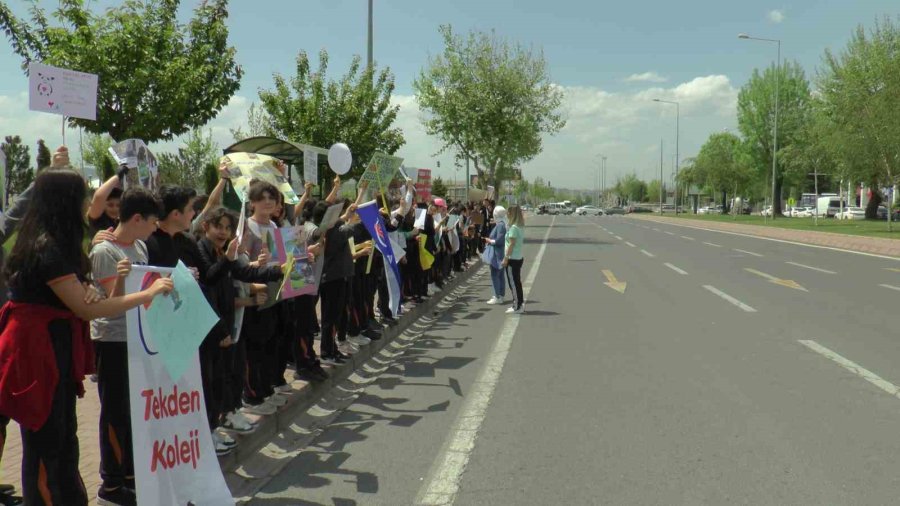 Ortaokul Öğrencilerinden ‘çevreye Duyarlılık’ Yürüyüşü