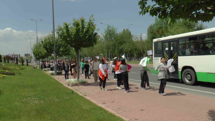 Ortaokul Öğrencilerinden ‘çevreye Duyarlılık’ Yürüyüşü