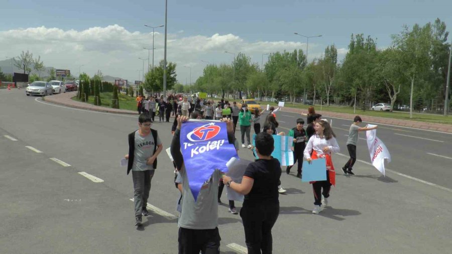 Ortaokul Öğrencilerinden ‘çevreye Duyarlılık’ Yürüyüşü