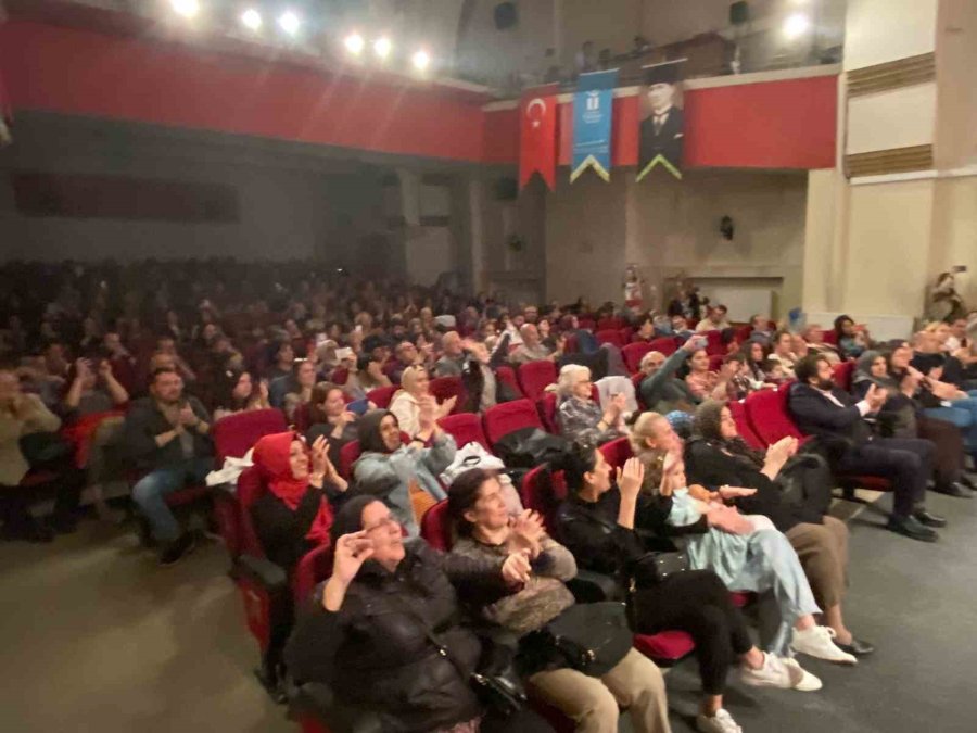 Türk Halk Müziği Korosunun ‘sezon Ortası Yaz Konseri’ İzleyicilerden Tam Not Aldı