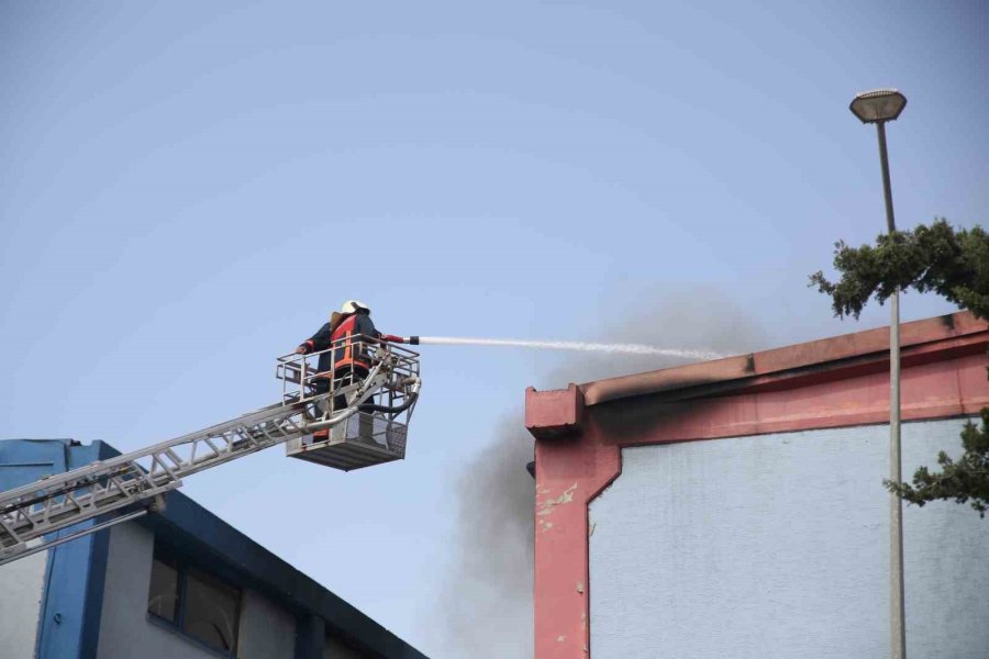 Mersin Serbest Bölgesi’ndeki Yangın Kontrol Altına Alındı