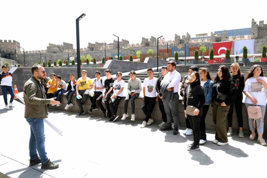 Başkan Yalçın’dan Kırsaldaki Öğrencilere Müze Sürprizi