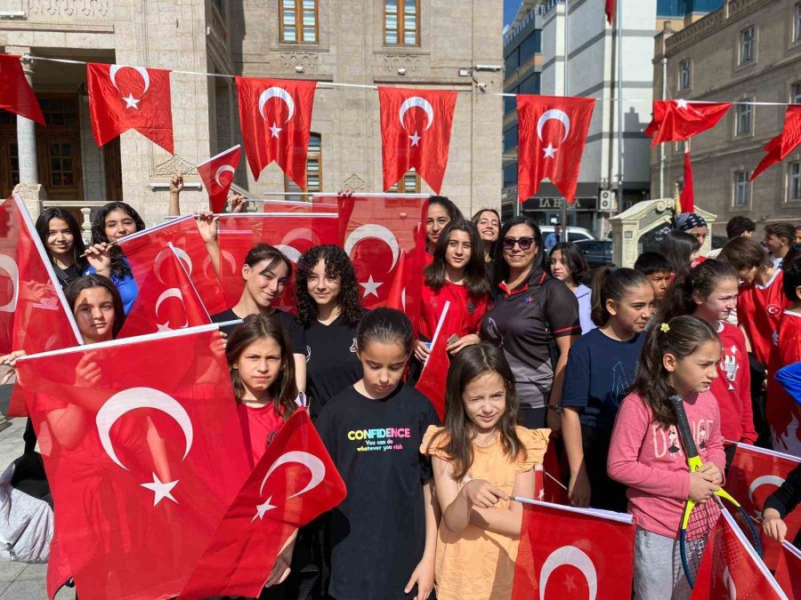 Aksaray’da 19 Mayıs 2 Bin 100 Kişinin Taşıdığı 550 Metrelik Bayrakla Kutlandı