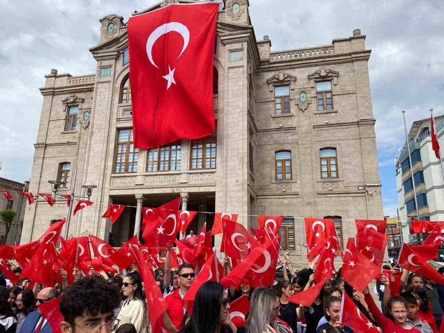 Aksaray’da 19 Mayıs 2 Bin 100 Kişinin Taşıdığı 550 Metrelik Bayrakla Kutlandı