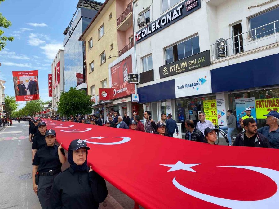 Aksaray’da 19 Mayıs 2 Bin 100 Kişinin Taşıdığı 550 Metrelik Bayrakla Kutlandı
