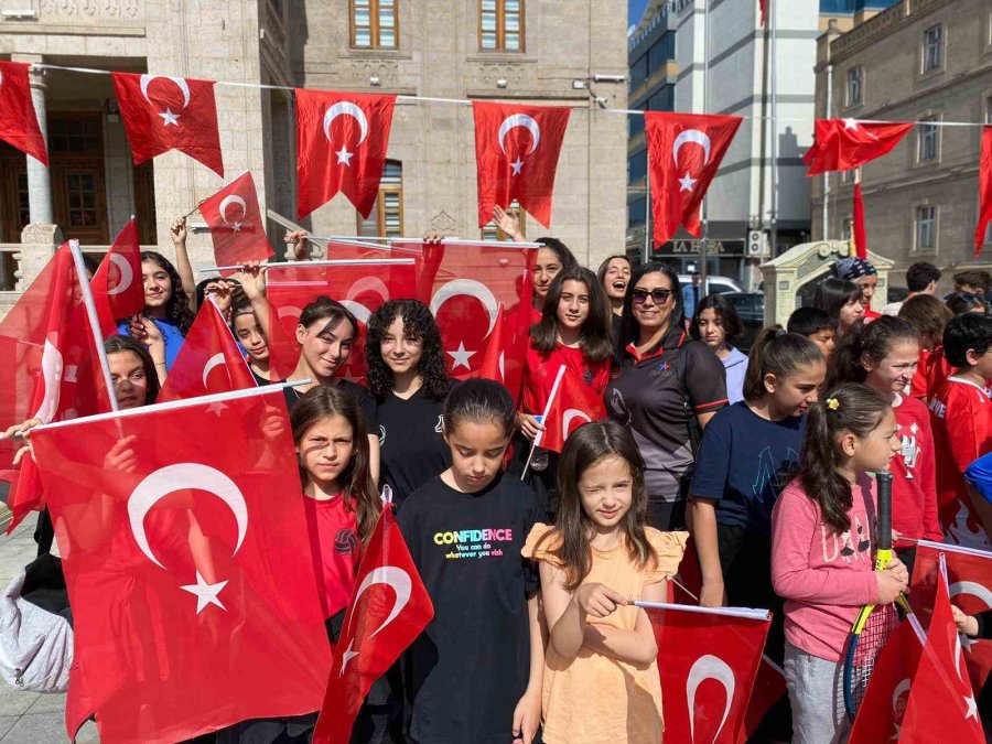 Aksaray’da 19 Mayıs 2 Bin 100 Kişinin Taşıdığı 550 Metrelik Bayrakla Kutlandı