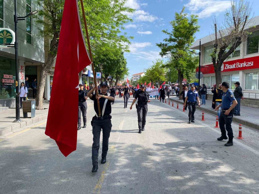 Aksaray’da 19 Mayıs 2 Bin 100 Kişinin Taşıdığı 550 Metrelik Bayrakla Kutlandı