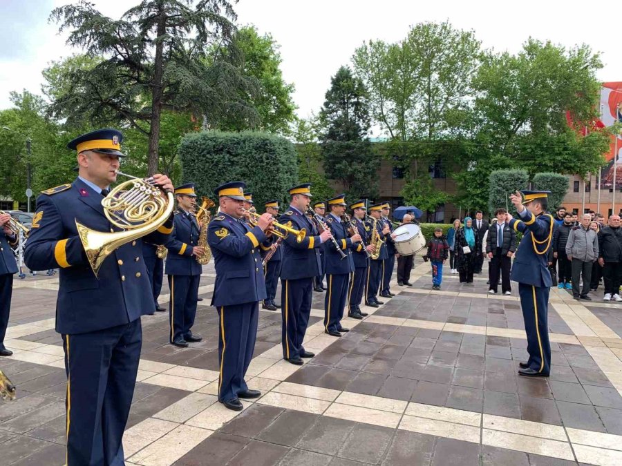 19 Mayıs Kutlamaları Çelenk Sunma Merasimiyle Başladı