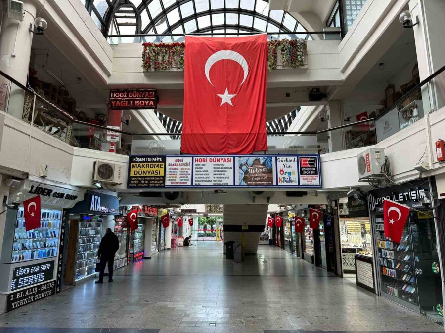 19 Mayıs’ta Dükkânlar Türk Bayraklarıyla Donatıldı