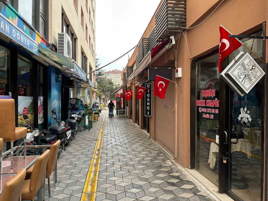 19 Mayıs’ta Dükkânlar Türk Bayraklarıyla Donatıldı