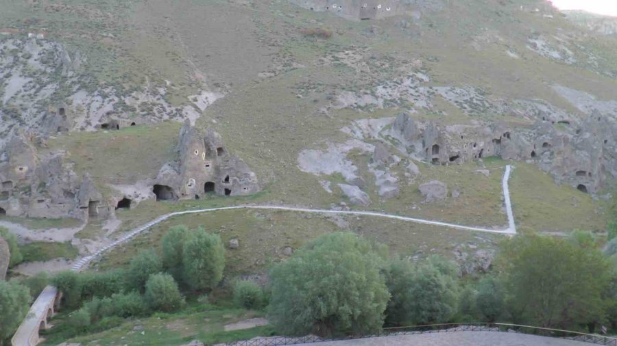 Soğanlı’da Balonlar 19 Mayıs İçin Türk Bayraklarıyla Havalandı