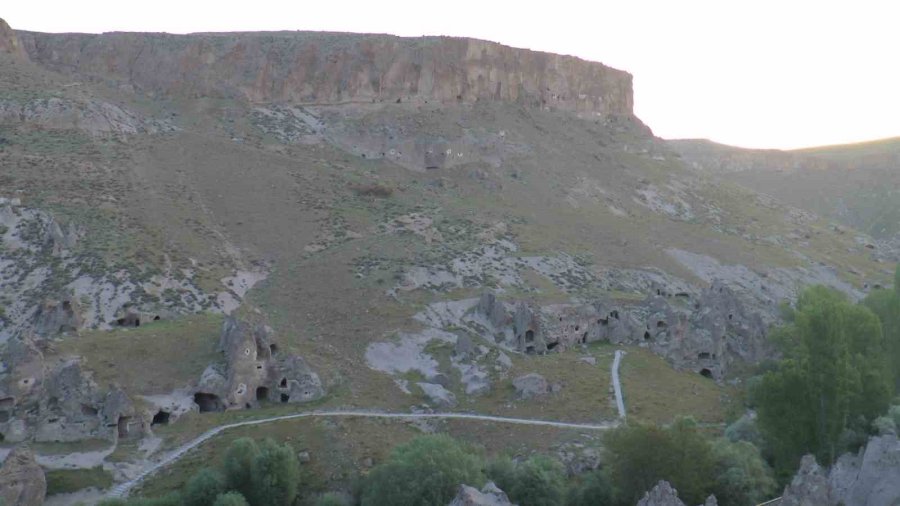 Soğanlı’da Balonlar 19 Mayıs İçin Türk Bayraklarıyla Havalandı
