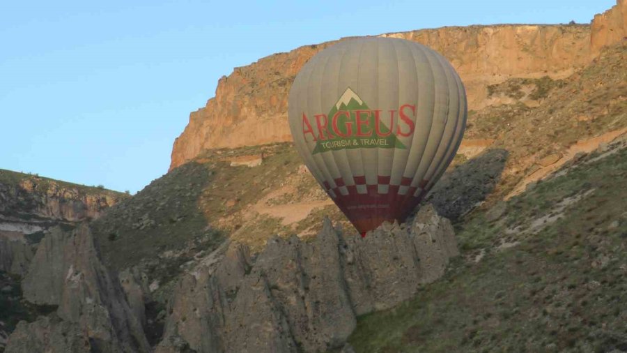 Soğanlı’da Balonlar 19 Mayıs İçin Türk Bayraklarıyla Havalandı