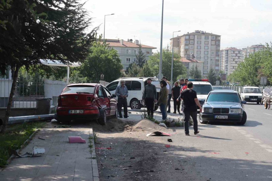 Freni Patlayan Kamyonet 3 Aracı Biçti, Dorseyi Kanala Sürükledi: 1 Yaralı